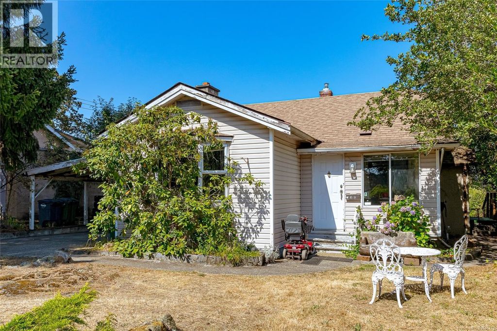 508 Davida Ave, Saanich