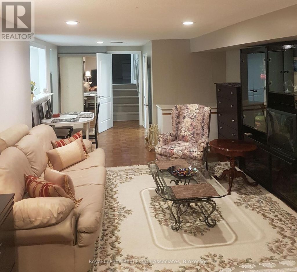 3323 Queen Frederica Drive, Mississauga (applewood)