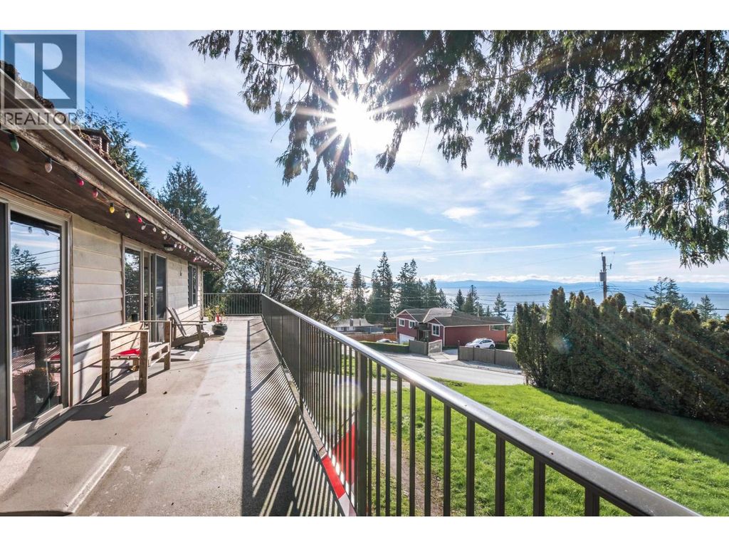 4902 Laurel Avenue, Sechelt