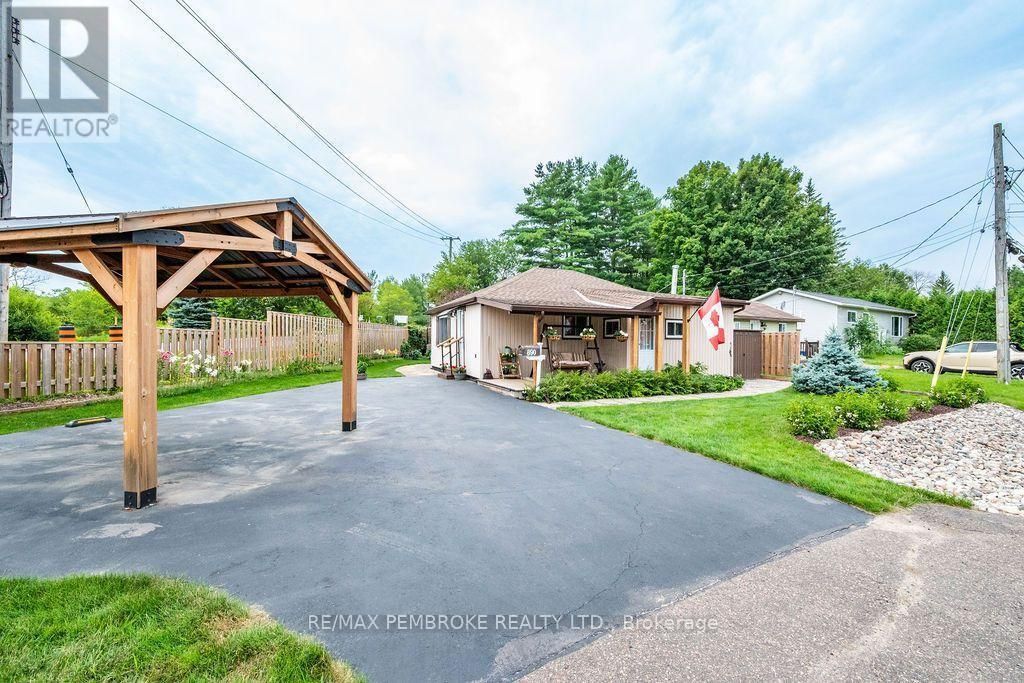 890 Lea Street, Pembroke