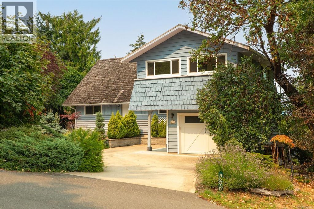 3279 Blueback Dr, Nanoose Bay