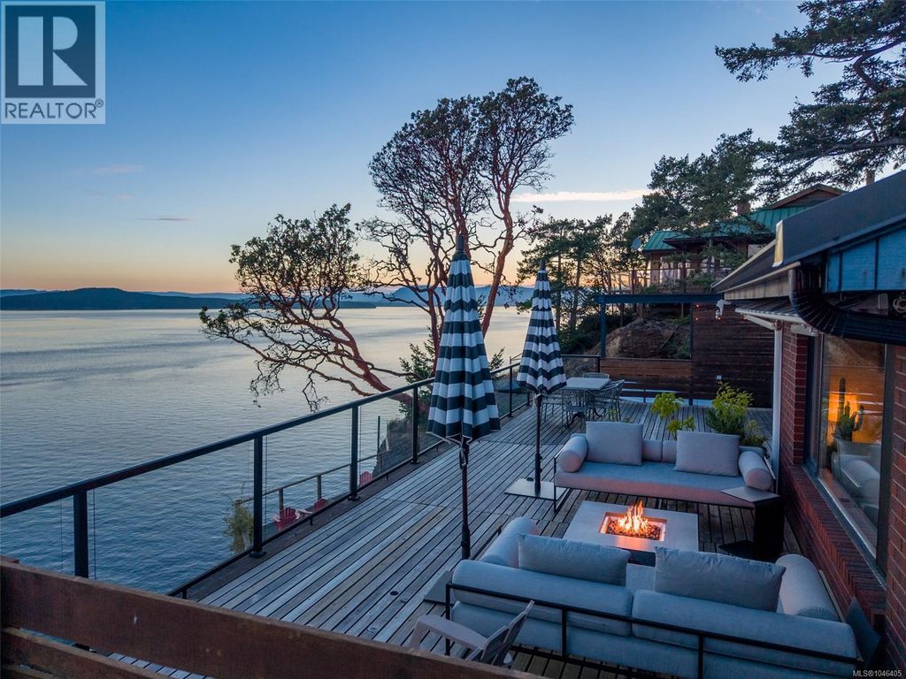 7918 Swanson View Dr, Pender Island