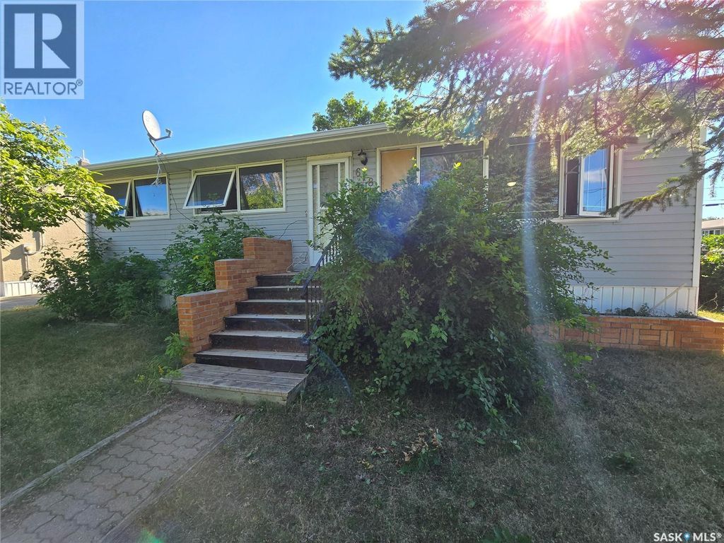 618 3rd Street Se, Weyburn