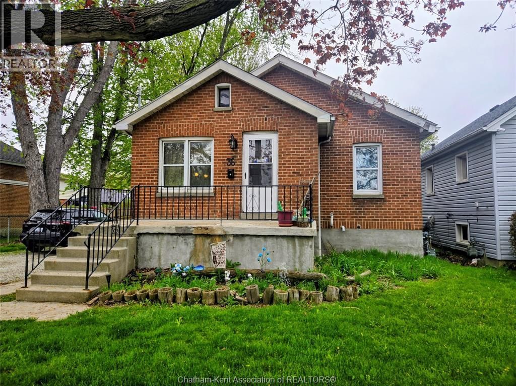 36 Mcnaughton Ave E Avenue, Chatham
