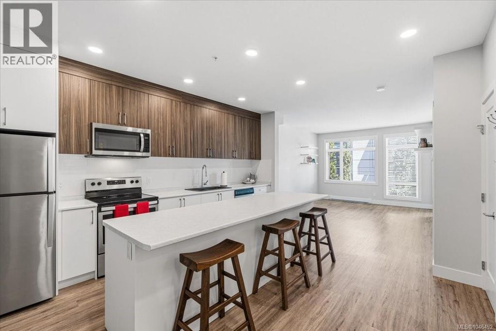 313 6540 Metral Dr, Nanaimo