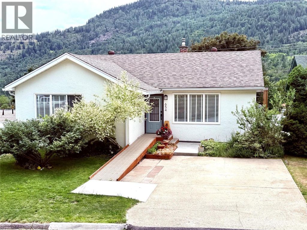 654 Schofield Highway, Warfield