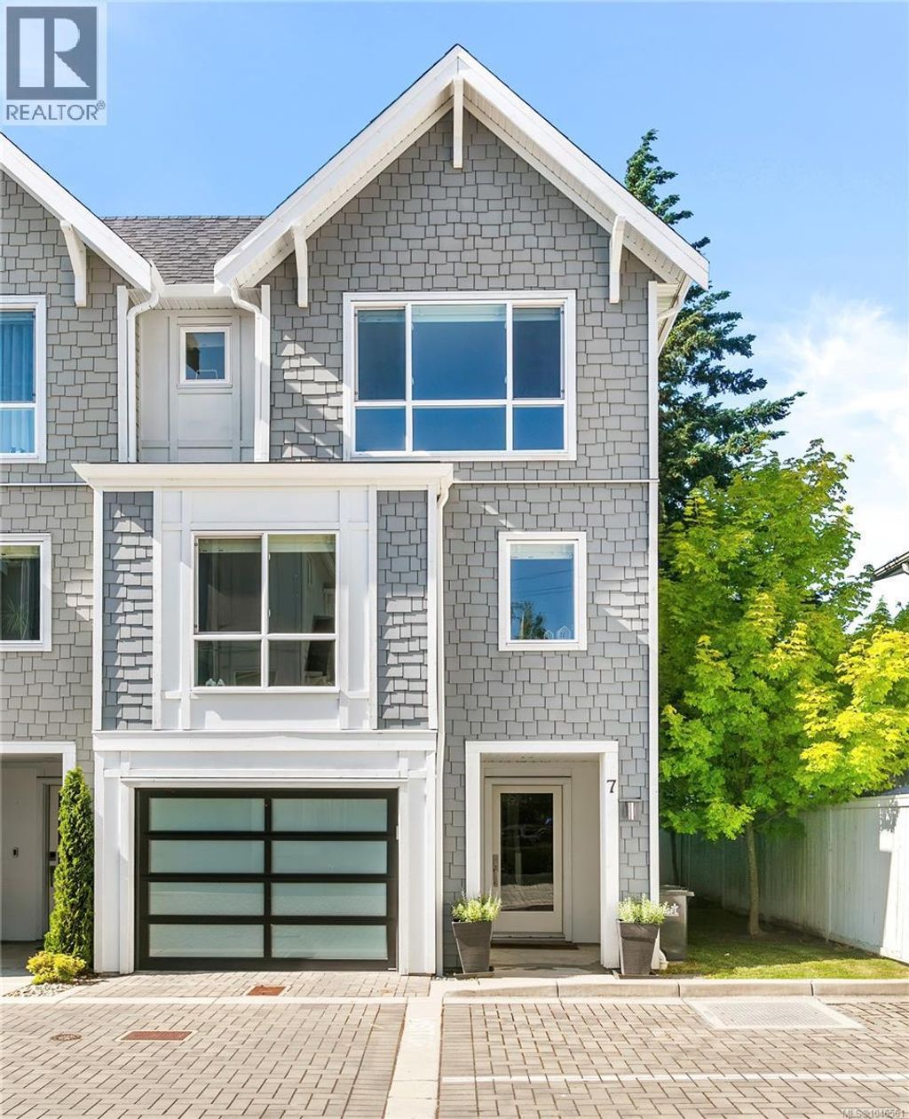 7 1032 Cloverdale Ave, Saanich