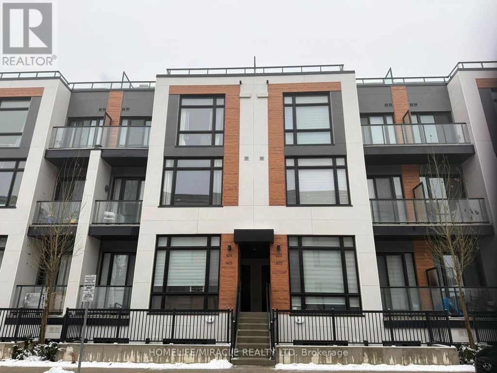 924 - 2 Steckley House Lane, Richmond Hill
