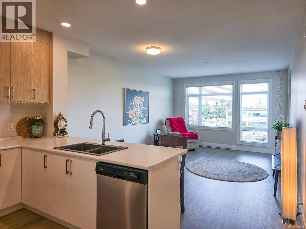 204 6544 Metral Dr, Nanaimo