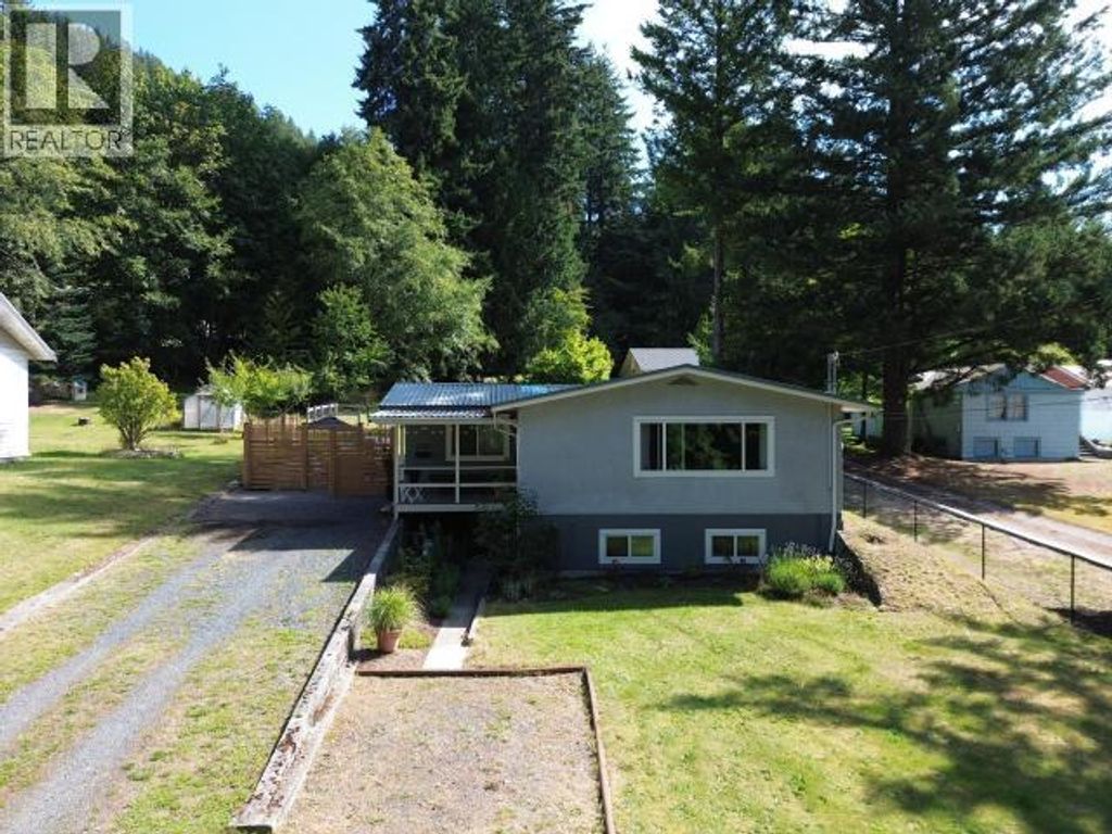 5720 Allen Ave, Powell River