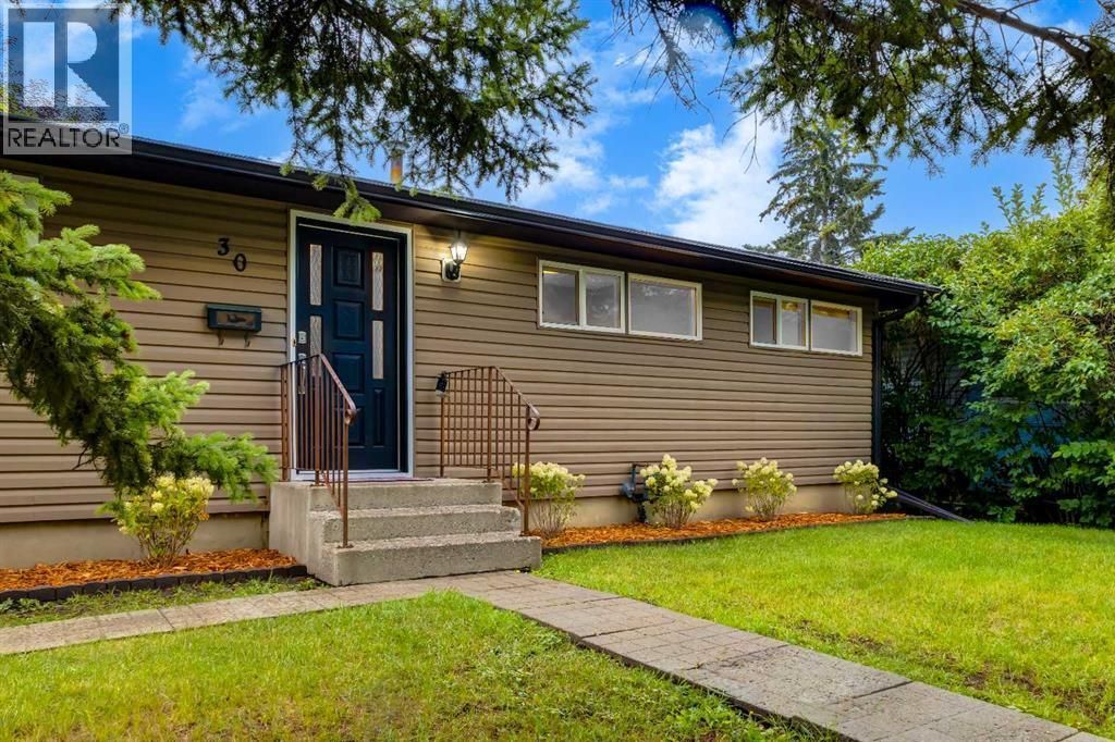 30 Hutton Place Sw, Calgary