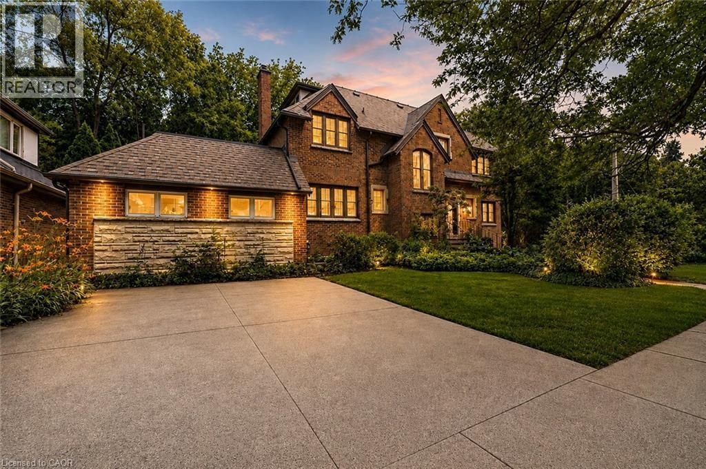 4 Forsyth Avenue N, Hamilton