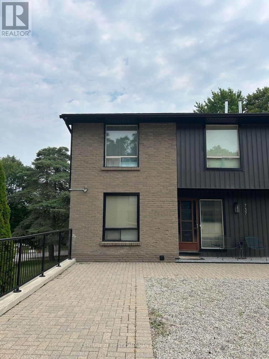 757 Berkshire Drive, London South (south N)