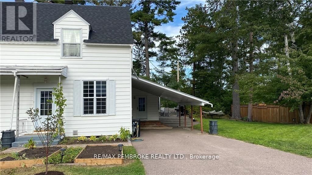 16 Wolfe Avenue, Deep River