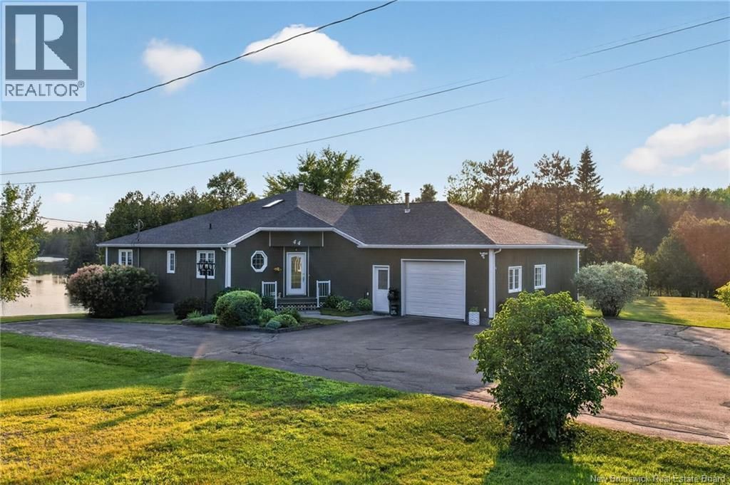 44 Jean Baptiste, Saint-Charles