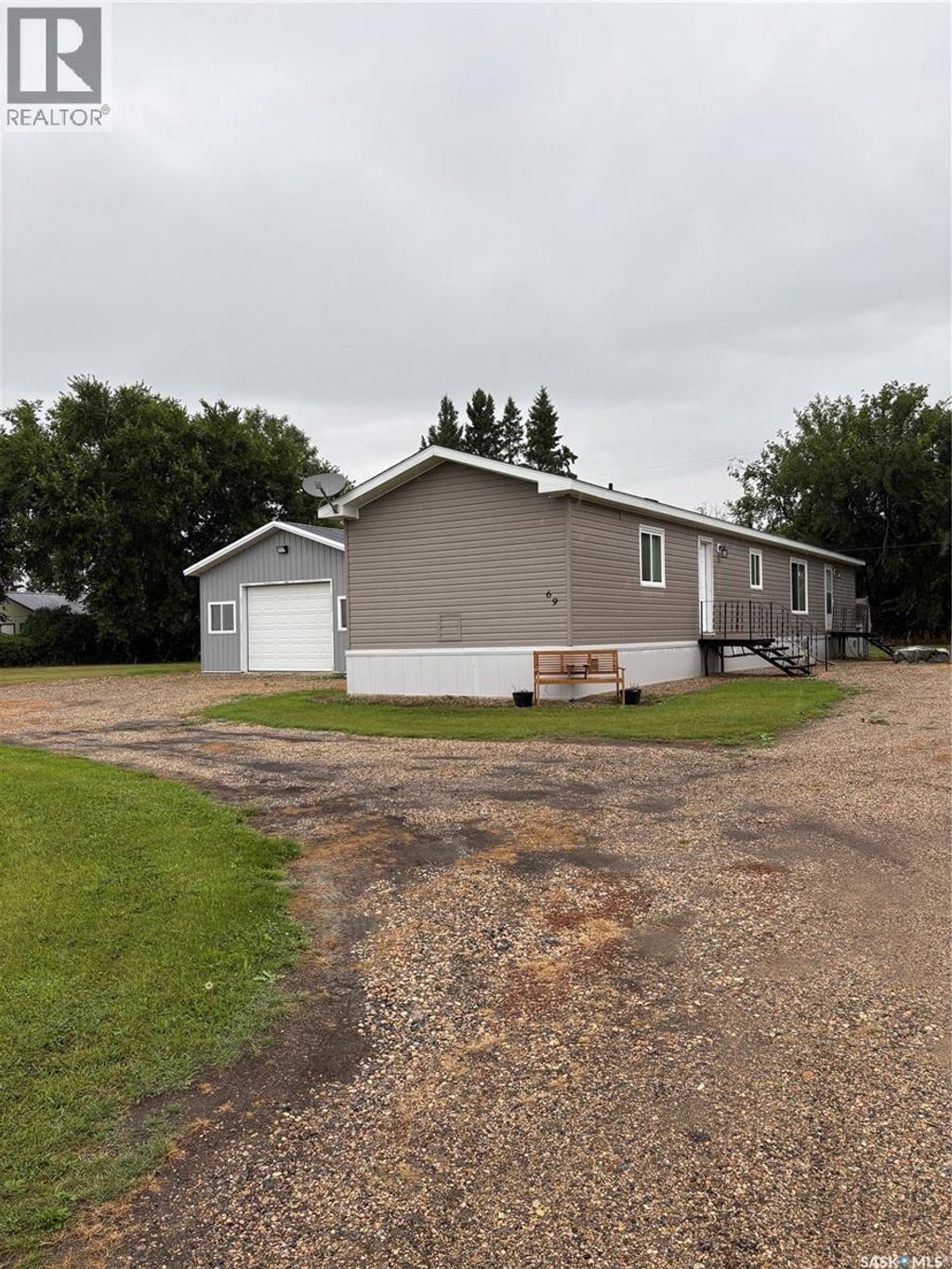 69 Railway Avenue, Calder