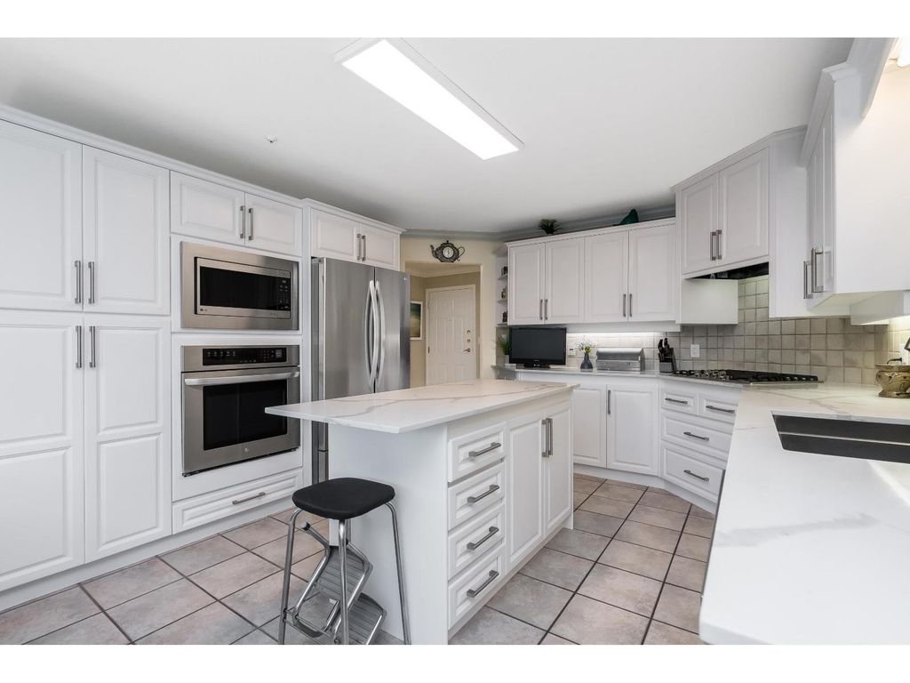 201 14934 Thrift Avenue, White Rock