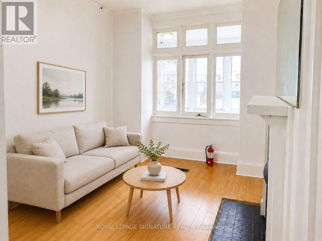 916 Woodbine Avenue, Toronto (woodbine Corridor)