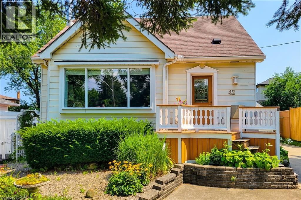 42 Lake Avenue N, Hamilton