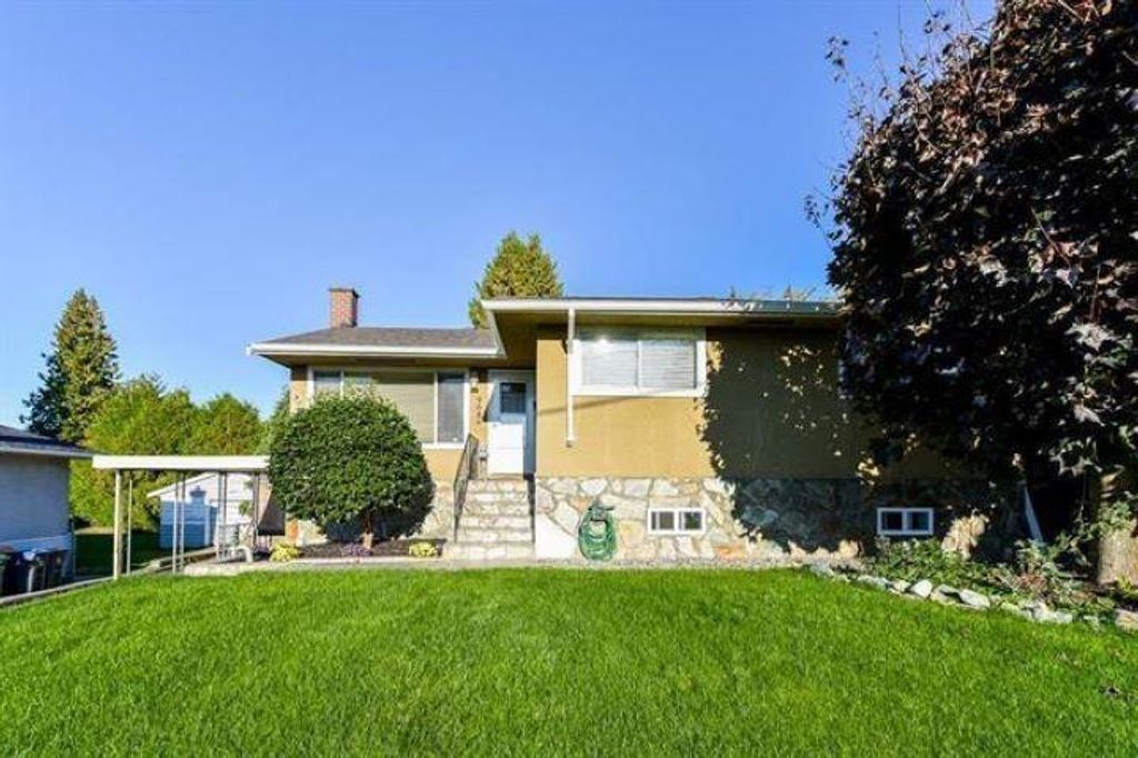 Lower 9686 Princess Drive, Surrey