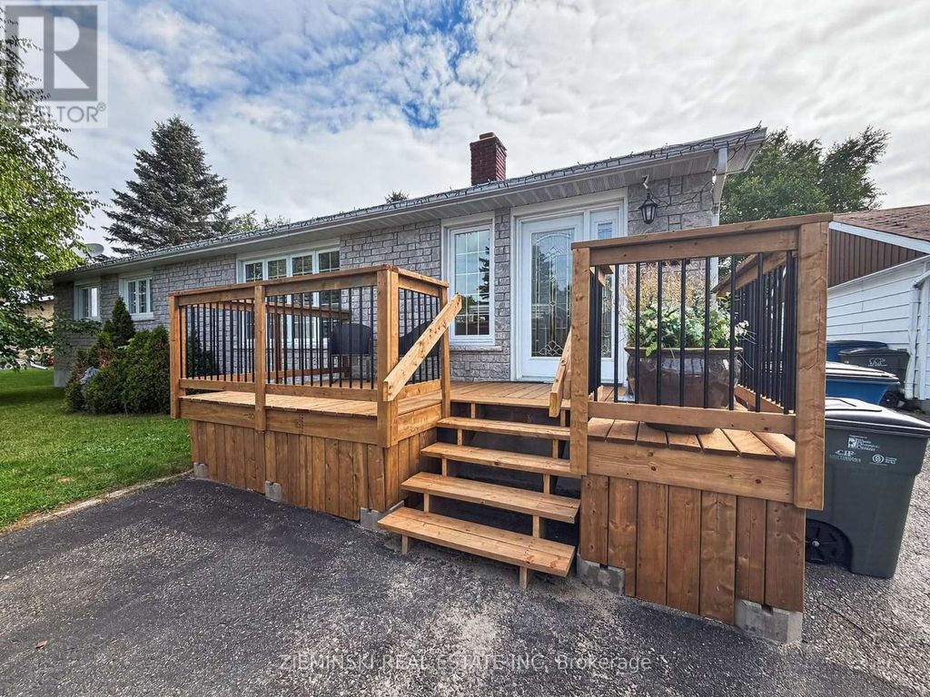 284 Fourteenth Avenue, Cochrane
