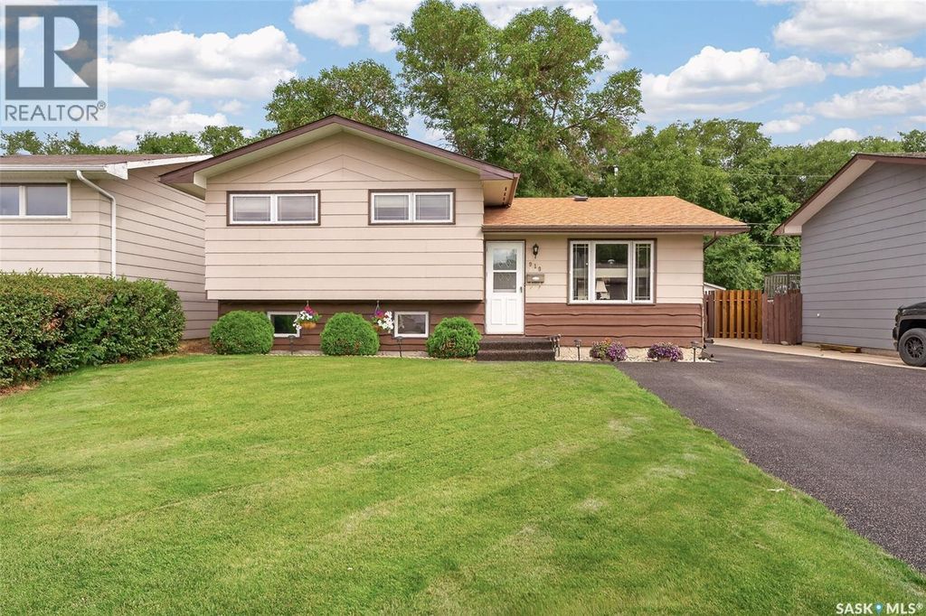 919 Holdsworth Crescent, Moose Jaw