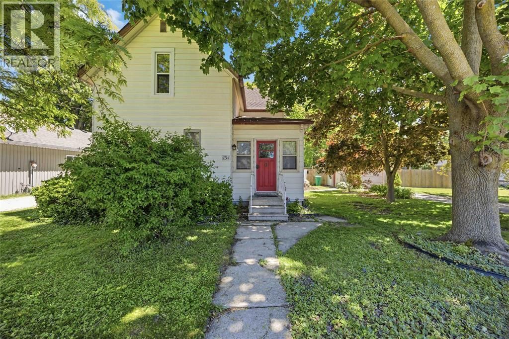 454 Maude Street, Petrolia