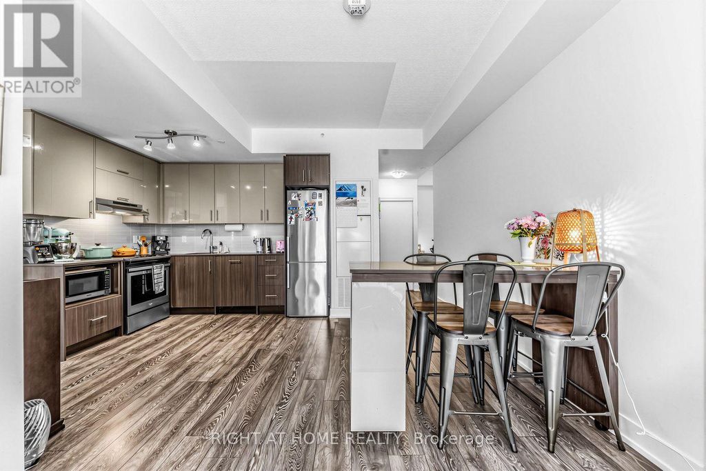 202 - 180 Fairview Mall Drive, Toronto (don Valley Village)