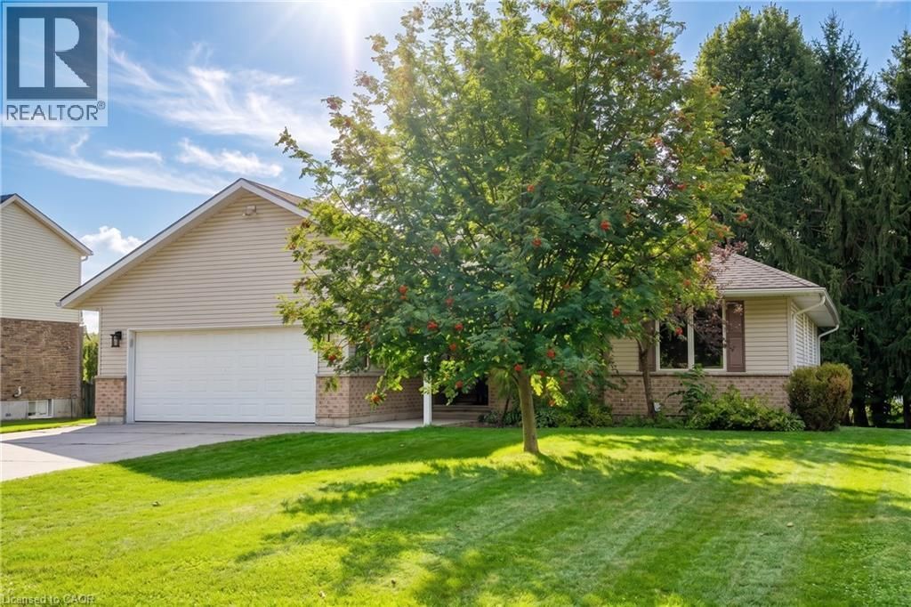 910 Walton Avenue N, Listowel
