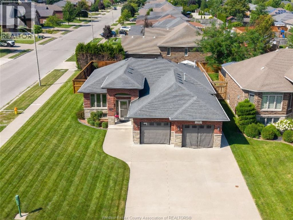 35 Marshwoods Boulevard, Kingsville