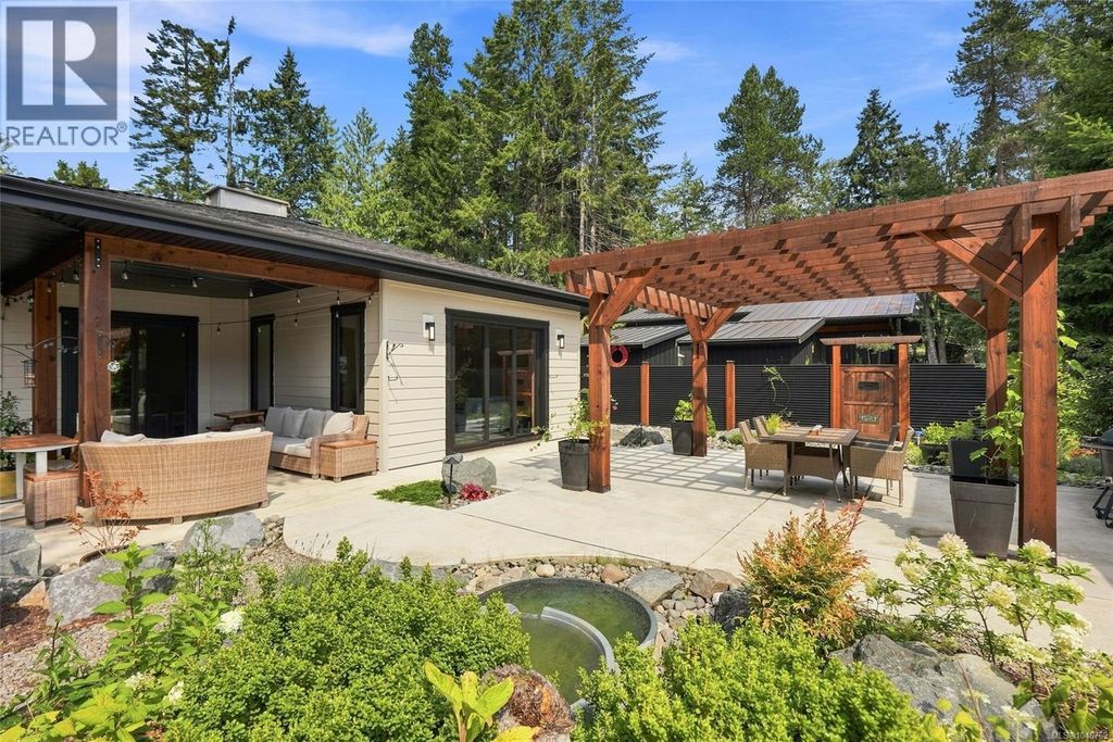 935 Meadowlark Pl, Qualicum Beach