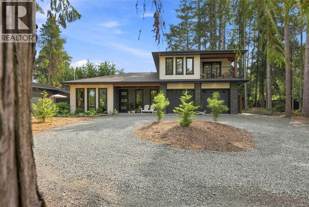 935 Meadowlark Pl, Qualicum Beach