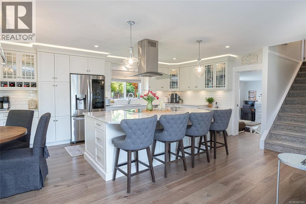 7859 Simpson Rd, Central Saanich