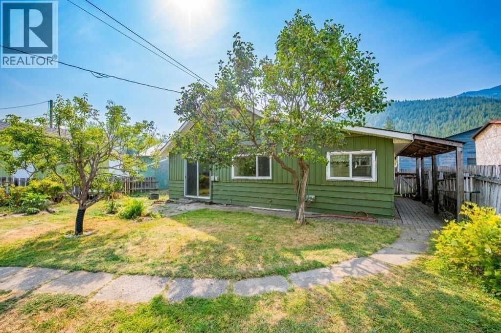 5727 Ponderosa Road, Falkland