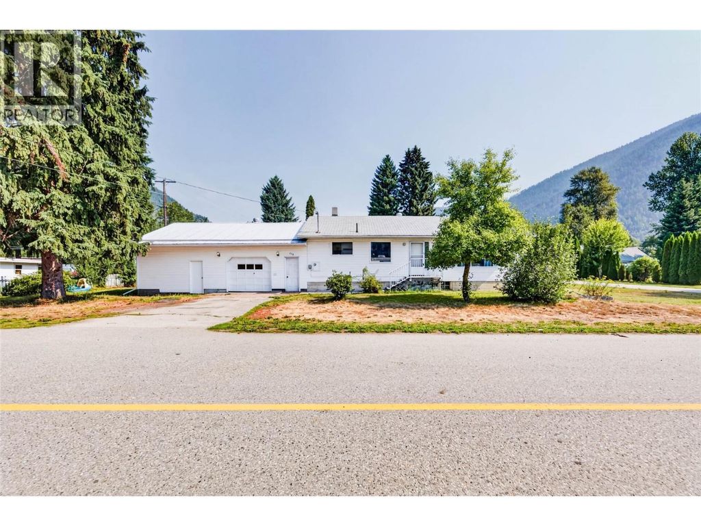 115 Second Street, Salmo