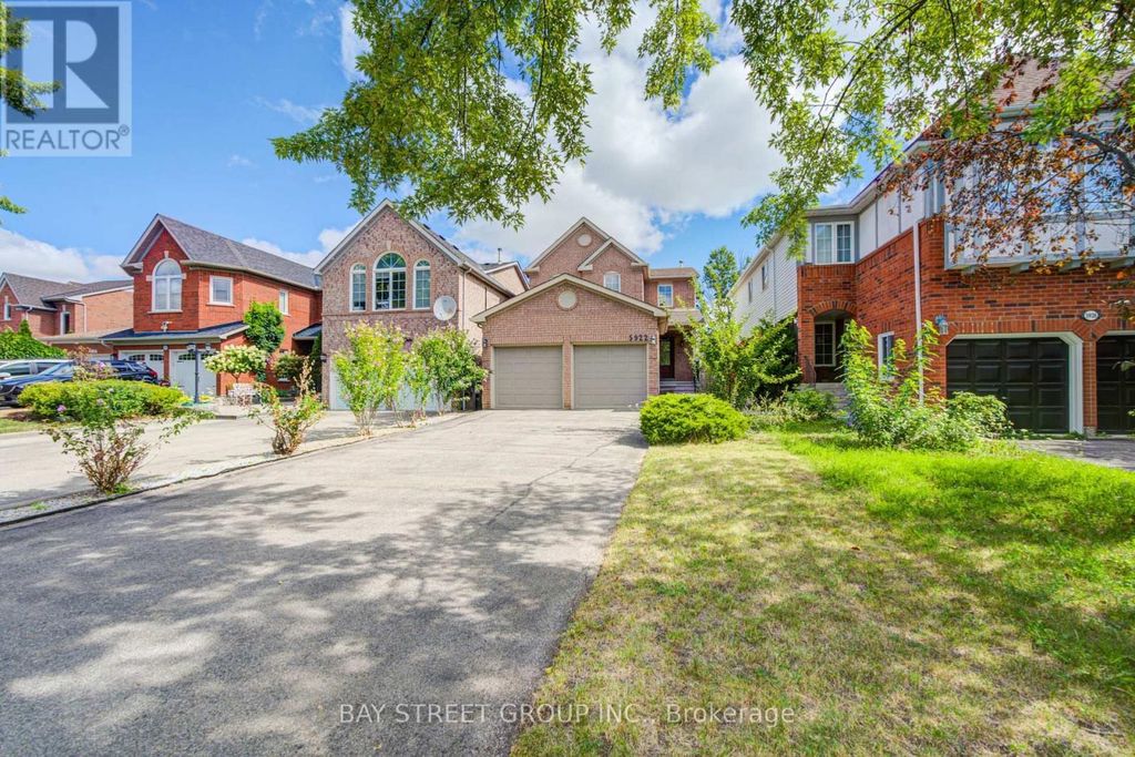 5922 Dalebrook Crescent, Mississauga (central Erin Mills)