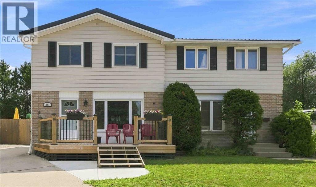 207 Willa Court, Sarnia