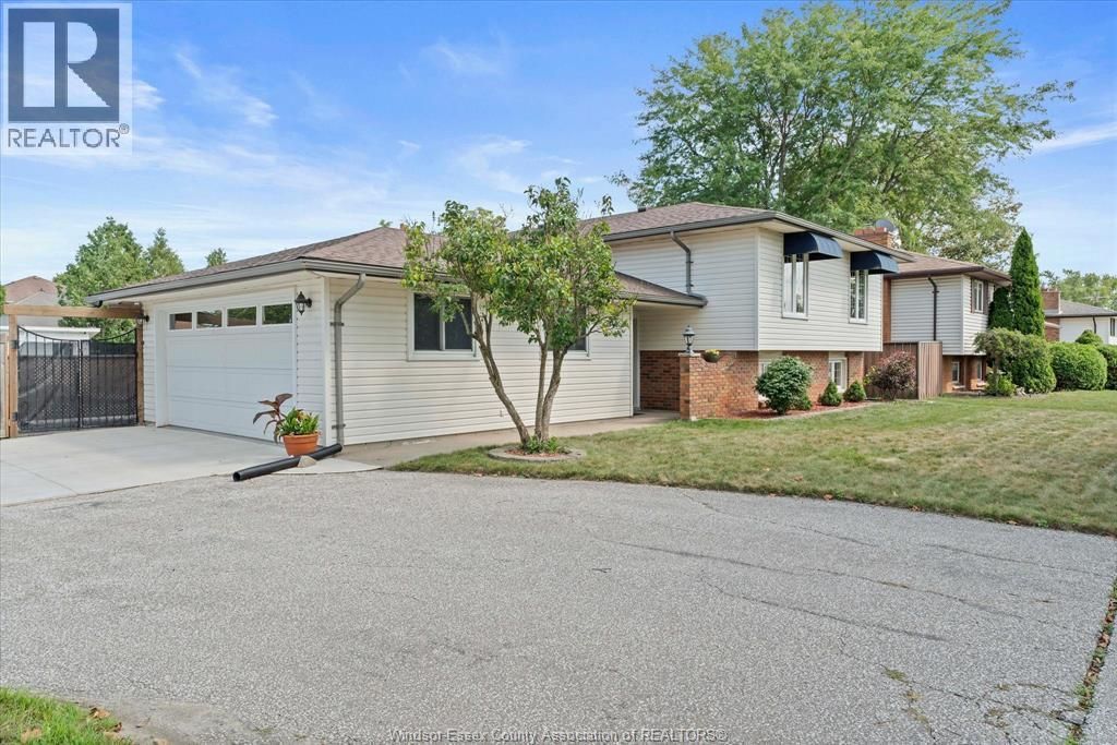 2402 St. Alphonse Avenue, Tecumseh