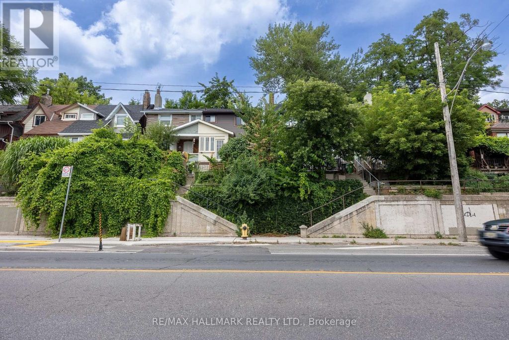 Upper - 1366 Davenport Road, Toronto (corso Italia-Davenport)