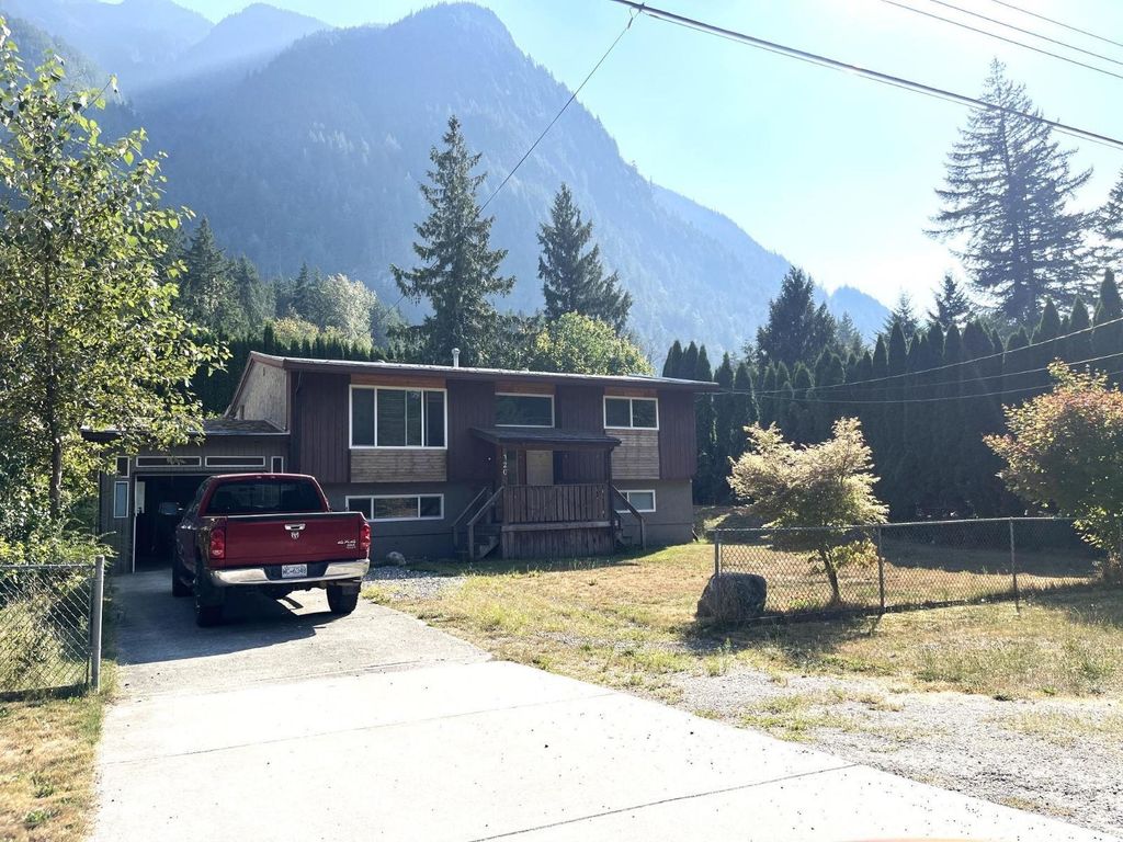 320 Robertson Crescent|hope, Hope