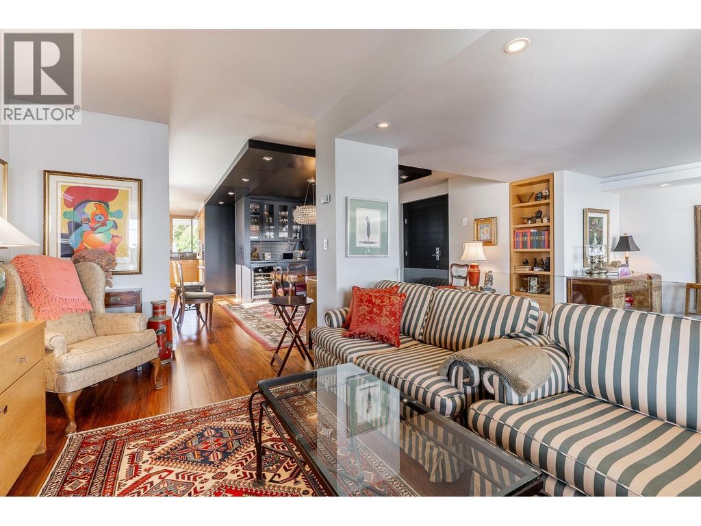 301 1930 Bellevue Avenue, West Vancouver