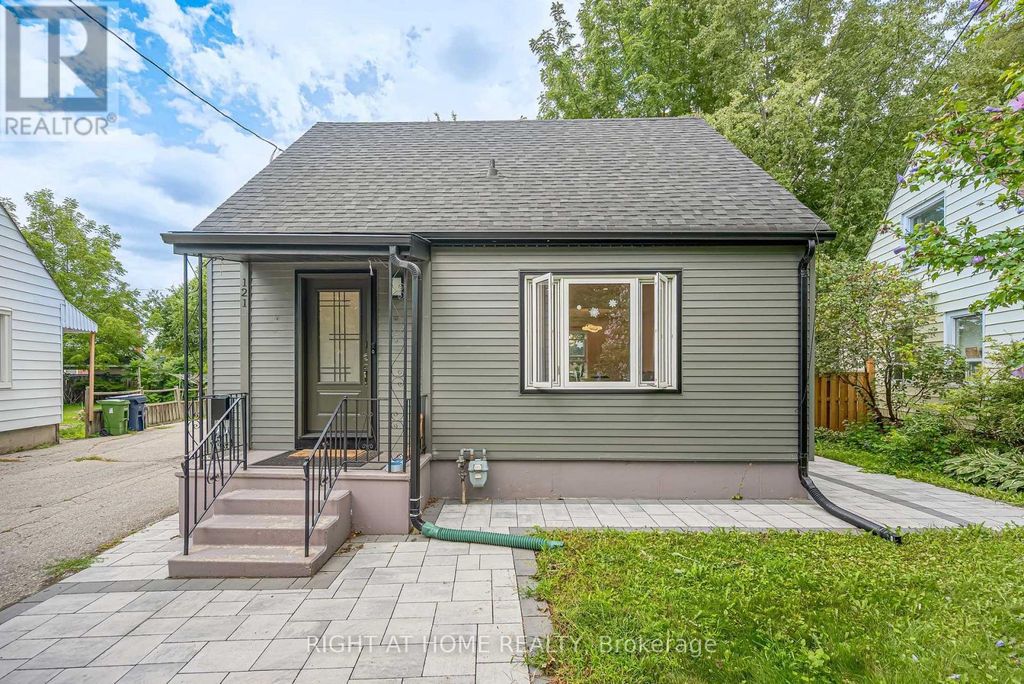 121 Hearst Circle, Toronto (brookhaven-Amesbury)