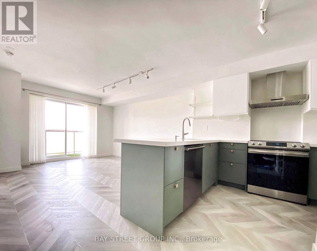 402 - 140 Bathurst Street, Toronto (niagara)