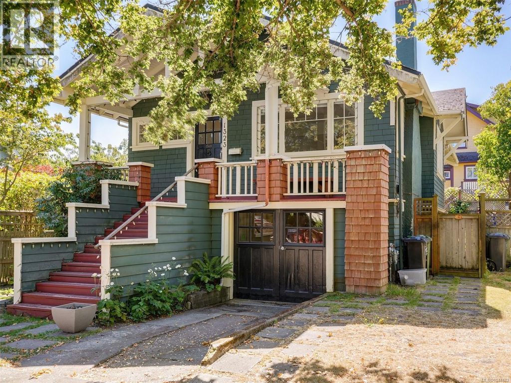 1323 Clover Ave, Victoria