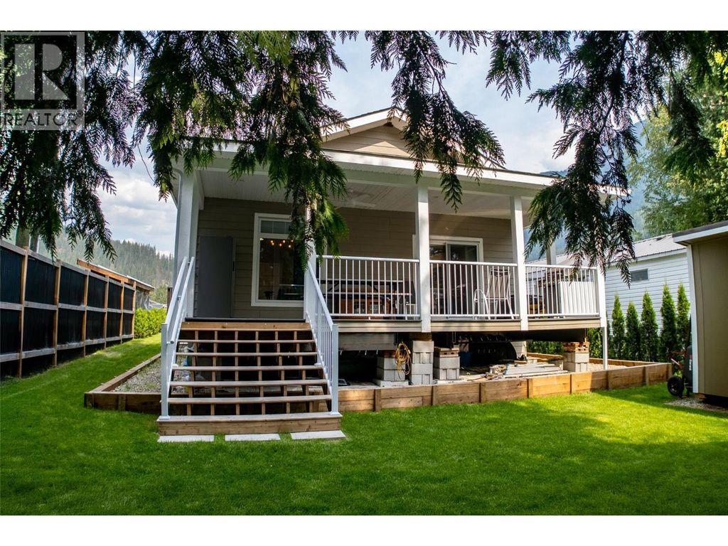 16 Johnson Way, Revelstoke