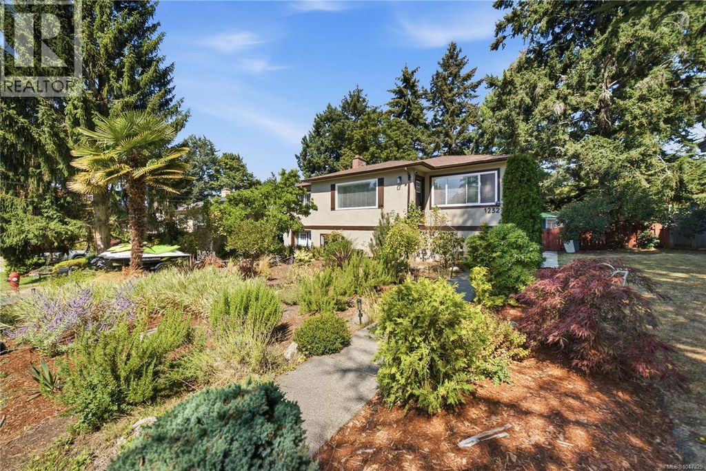 1232 Pearce Cres, Saanich