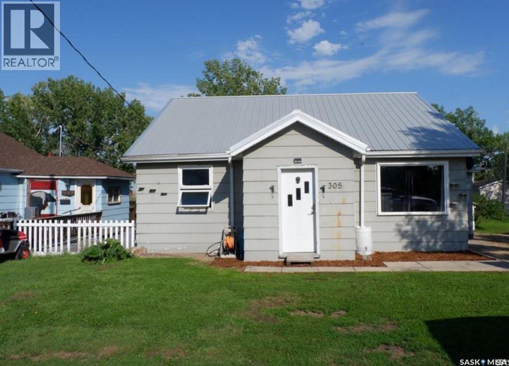 305 1st Street E, Mossbank