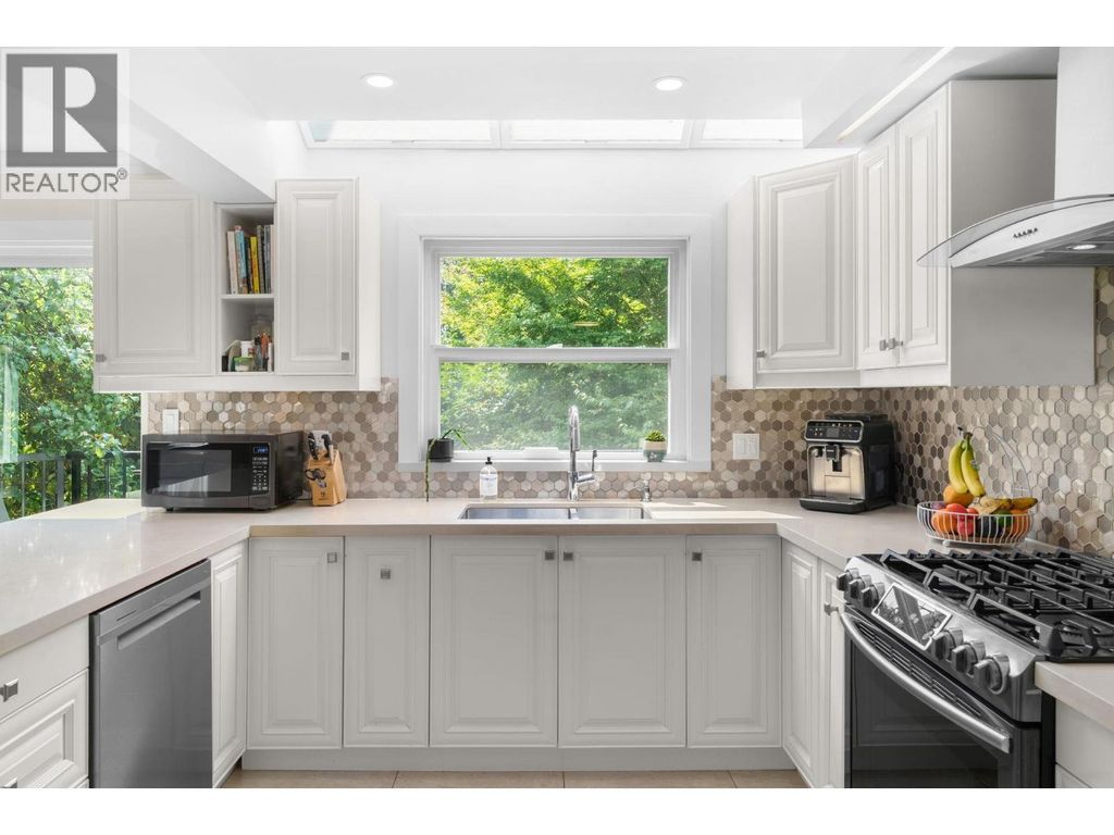 4 230 W 16th Street, North Vancouver