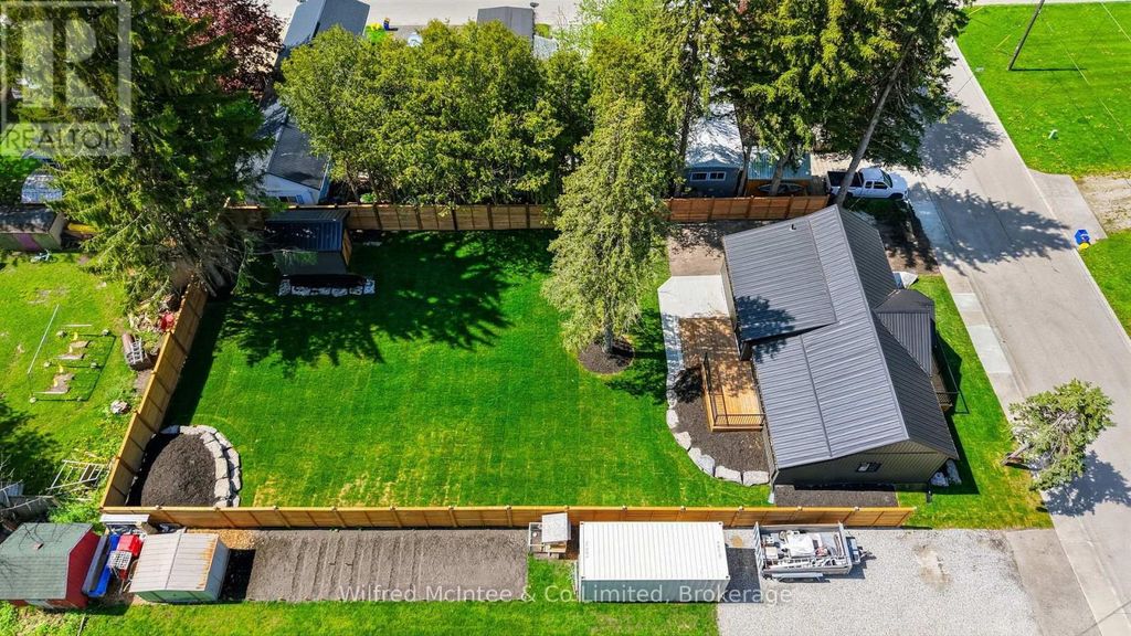 550 Wellington Street, Minto