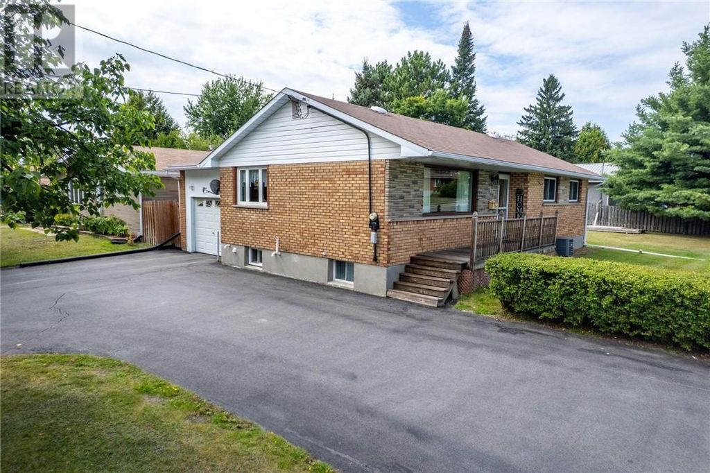 1493 Lansing Avenue, Sudbury